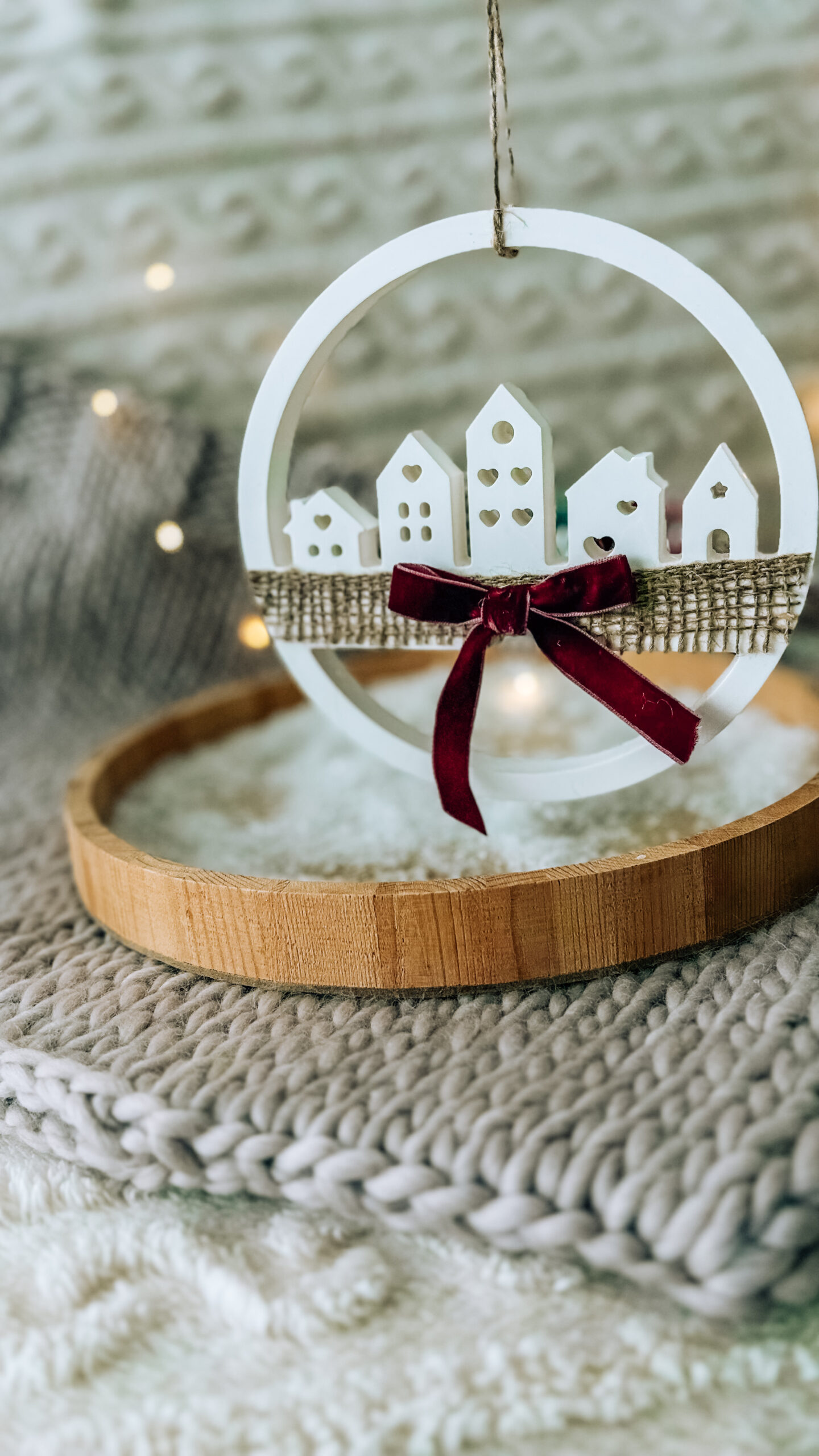 adventi mini falu gyertyatartÓval És arany gÖmbÖkkel